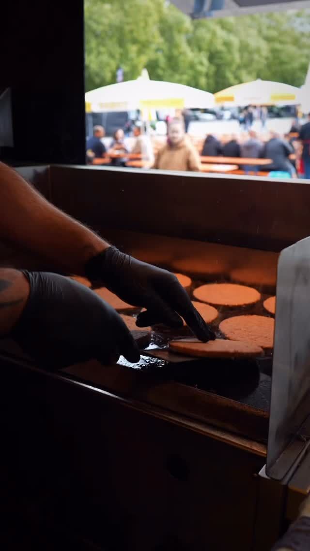 Danke 2025 🤍
Für euren Support, eure Treue und jeden Besuch an unserem Foodtruck!
Wir freuen uns riesig auf 2026 – auf Neuheiten, spannende Events & Veranstaltungen und alles, was uns gemeinsam noch erwartet.
Auf ein starkes neues Jahr! 🚚🍔✨

📍US Car Treffen 2025

#foodtruck #burgerlover #salehsprimebeef #burger