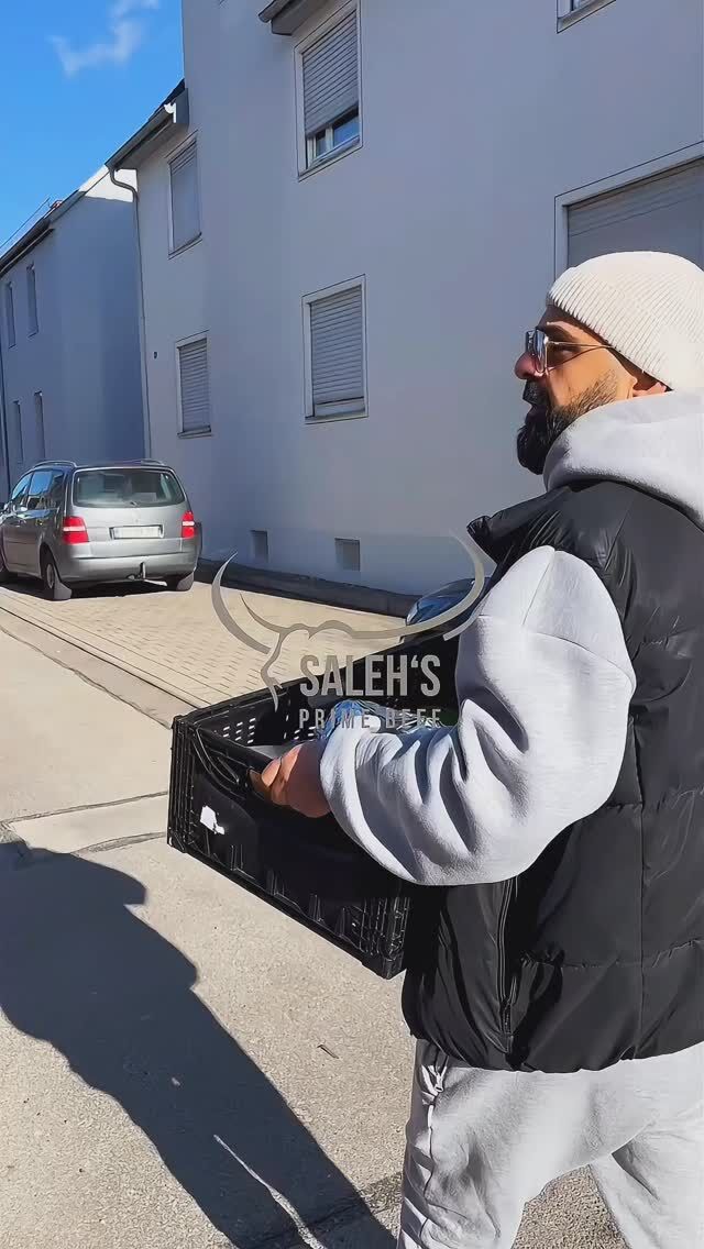 !FALAFEL-BURGER!

Für unsere Veggie-Fans und alle: Unser Falafel-Burger! Frisch zubereitet mit knusprigen, hausgemachten Falafel, knackigem Salat, saftigen Tomaten und der Tahini-Soße!

Unsere Falafel werden täglich frisch gemacht und perfekt frittiert, damit sie außen knusprig und innen herrlich saftig sind. 

Komm an unserem nächsten Tasting-Tag vorbei  und probier ihn aus – wir sind sicher, du wirst ihn lieben, wie unser Freund Rustem im Reel!💚

#Salehsprimebeef #FalafelBurger #VeggieLovers #Food #Foodtruck #HausgemachtMitLiebe #BurgerLove #tasty #VeggieBurger