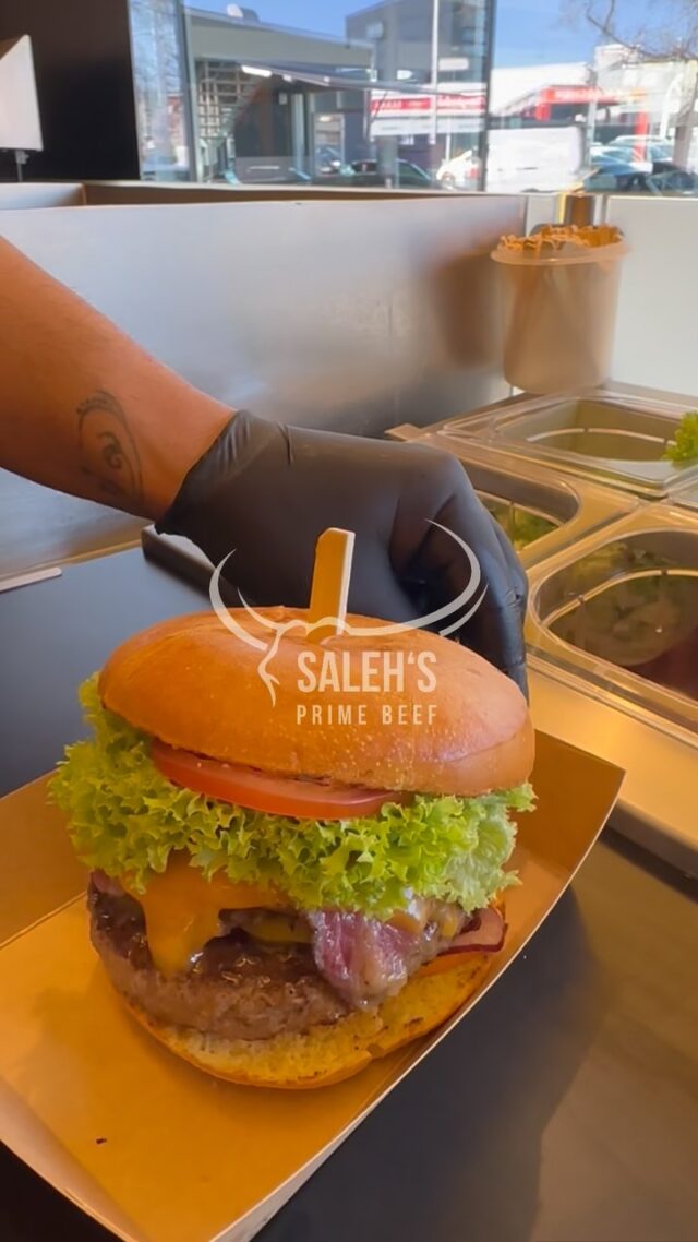 !PRIME BEEF BBQ BACON BURGER!

Unser Signature Burger ist und bleibt dieser hier!
Saftiges Angus-Beef mit Rinder Bacon und Schmelzzwiebeln in BBQ-Öl on top…

Unser Favorit!🙌

Kommt gerne rum! Wir wollen auch deine Meinung dazu wissen 🫵

#salehsprimebeef #foodtruck #burgerlover #bbq #signatureburger #tasty #handmadeburger