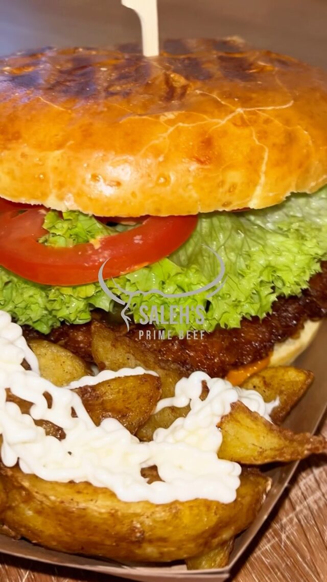 !CRISBY CHICKEN BURGER!

Wir sind ready euch unseren Crisby Chicken Burger vorzustellen! Den packen wir direkt auch auf unsere zukünftige Burgerkarte 🤩🍔

Ein Genuss für alle, die es knusprig lieben! 

#salehsprimebeef #burger #foodtruck #tasty CrispyChicken #HandmadeBurger #FrischUndLecker